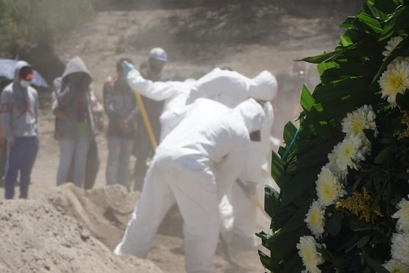 Realizan entierro en panteón de Valle de Chalco
