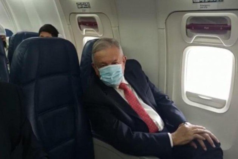 Por primera vez, López Obrador usa cubrebocas durante vuelo a EU. Noticias en tiempo real
