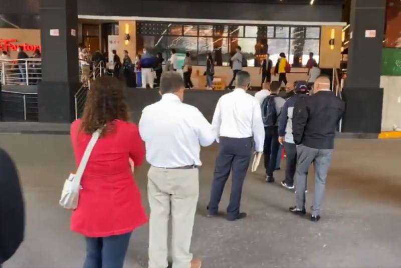 Tras reapertura de plazas, cientos de personas hacen largas filas para ingresar (+video). Noticias en tiempo real