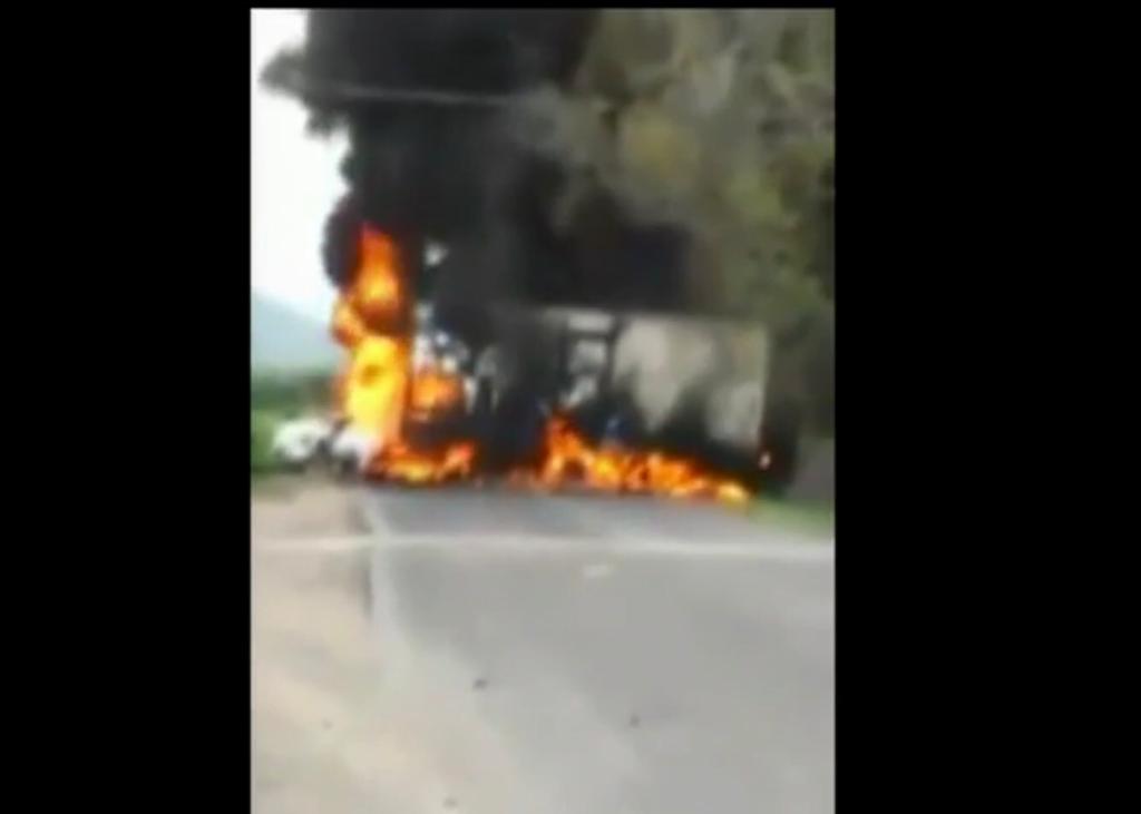 Realizan bloqueos y quema de vehículos en Michoacán. Noticias en tiempo real