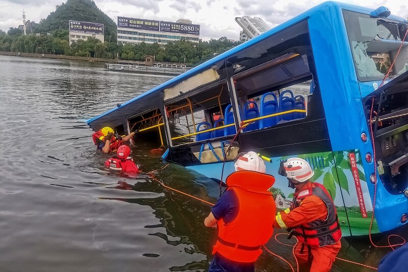 fallecidos-accidente-autobús-cae-a-un-lago-de-china