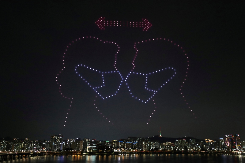 Drones iluminan cielo en Seúl para agradecer a médicos por su labor contra Covid-19 (+video). Noticias en tiempo real