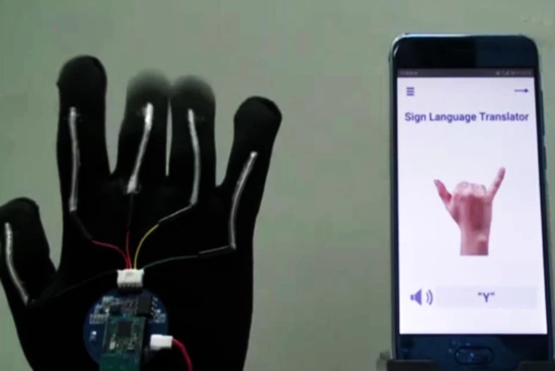 Diseñan guante que traduce lenguaje de señas al hablar en tiempo real