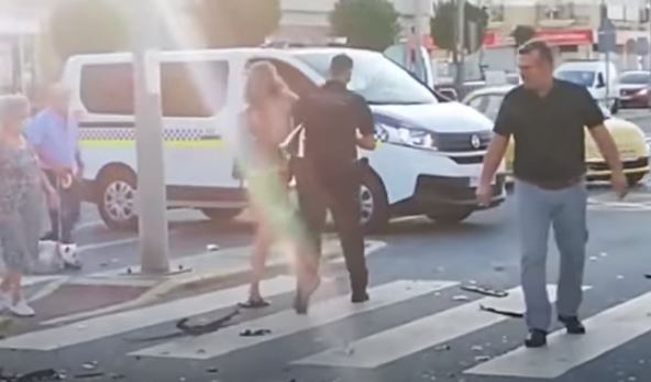 ¡No era el alcohol! Mujer en bikini choca su auto; sale bailando para evitar arresto (+video). Noticias en tiempo real