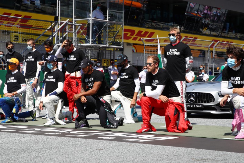 Hamilton y otros pilotos de la F1 se muestran contra el racismo en GP de Austria. Noticias en tiempo real
