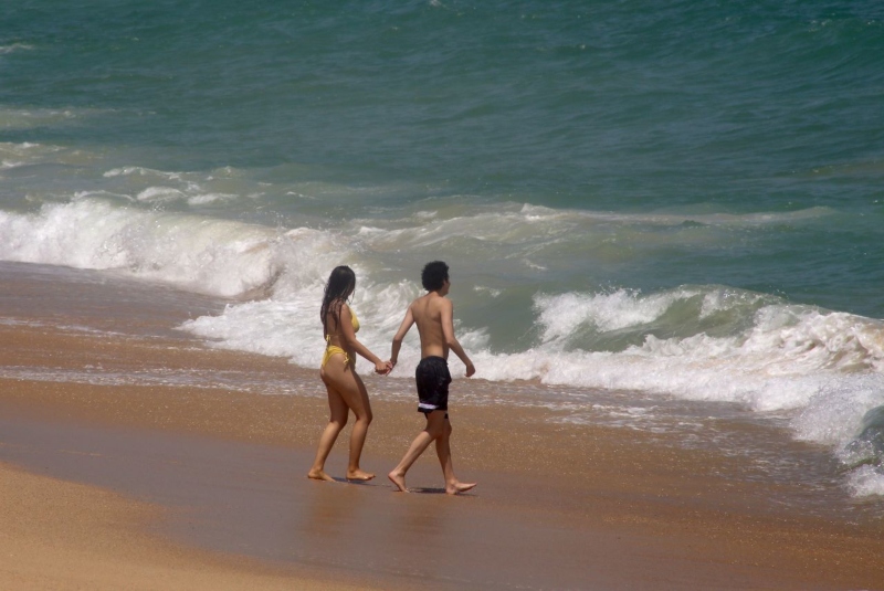 Tras tres meses de cierre, reabren playas de Acapulco, Guerrero