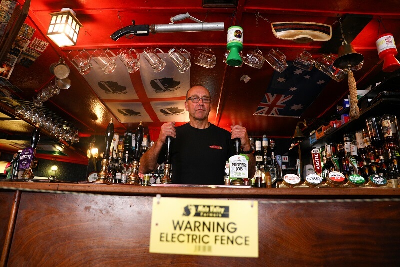 Pub inglés pone valla eléctrica en barra de bebidas como medida contra el Covid-19. Noticias en tiempo real