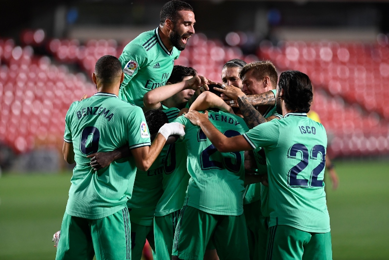 Real Madrid vence 2-1 a Granada; se mantiene a cuatro puntos del Barcelona. Noticias en tiempo real