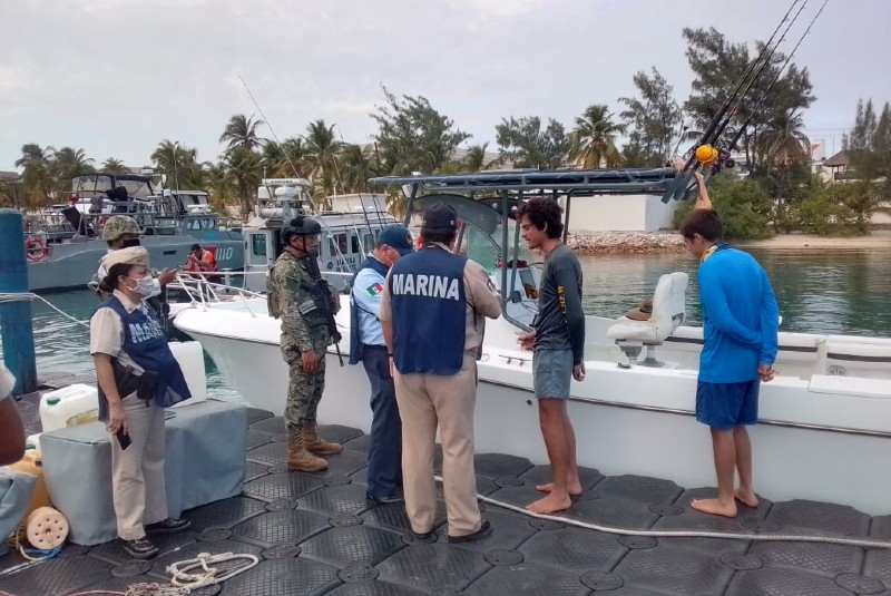 Semar rescata en dos acciones a nueve personas en costas de Quintana Roo. Noticias en tiempo real
