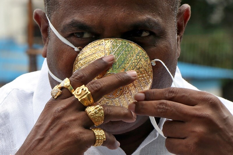 Hombre manda a diseñar un tapabocas de oro macizo para prevenir contagios. Noticias en tiempo real