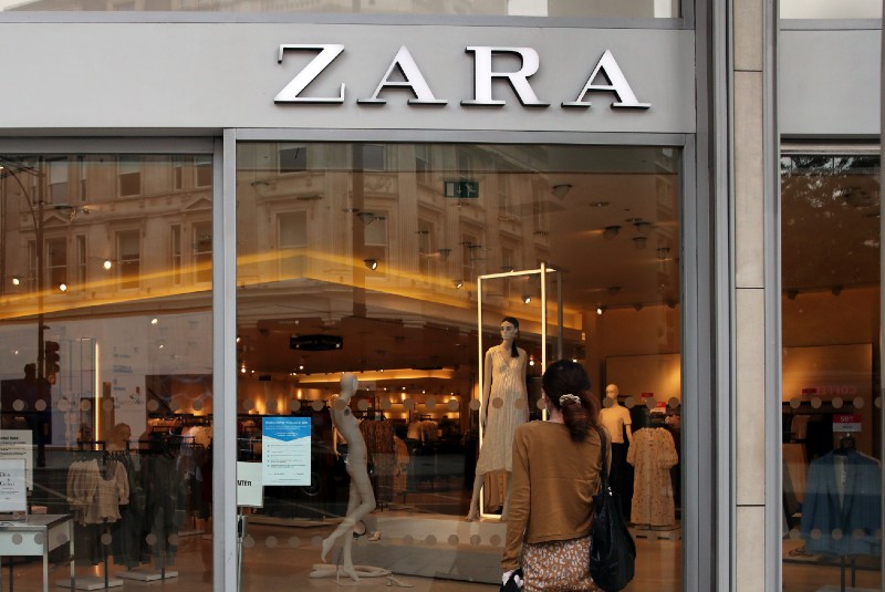 Mujeres vandalizan tienda Zara tras pedirles usar cubrebocas. Noticias en tiempo real