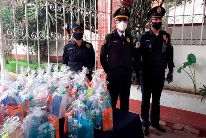 Policías capitalinos donan cubrebocas y kits de higiene en asilo. Noticias en tiempo real
