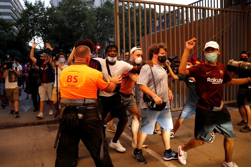 Aficionados entran a la fuerza al Cam Nou del Barcelona