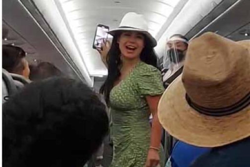 La podan #LadyCovid por protagonizar escándalo en avión rumbo a Cancún (+video). Noticias en tiempo real
