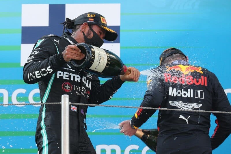 Lewis Hamilton festeja la victoria