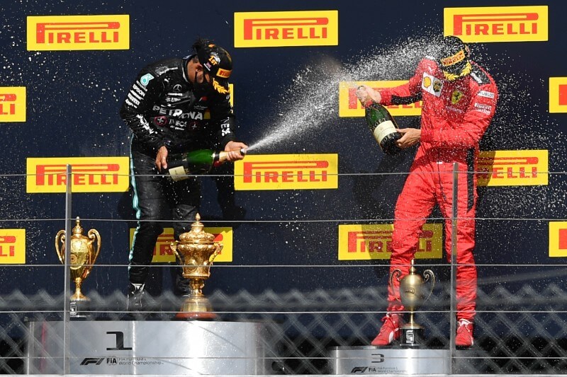 Lewis Hamilton festeja la victoria en el GP de Gran Bretaña
