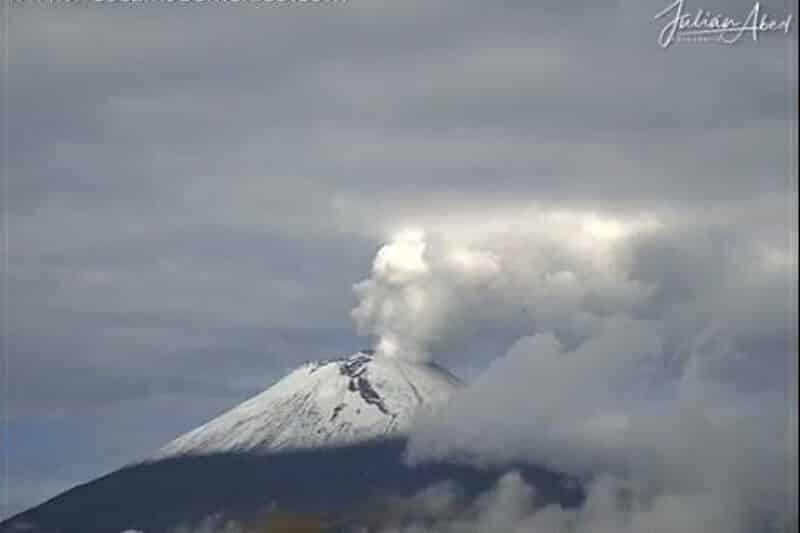 Volcán Popocatépetl registra fumarola de vapor y gases