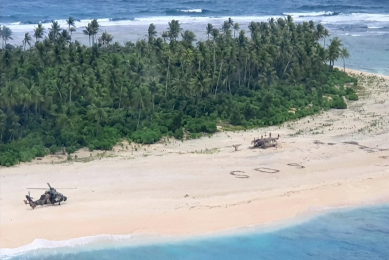 Señal S.O.S escrita en la arena salva a tres hombres varados en una isla deshabitada