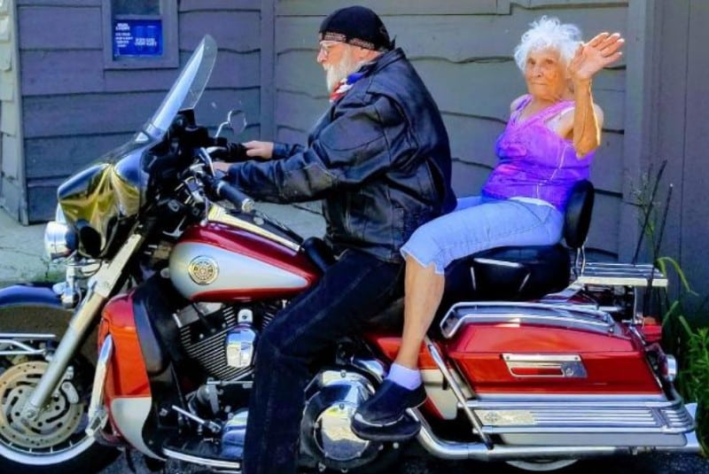 Abuelita de 103 años se revela en plena cuarentena; se hace un tatuaje y da un paseo en moto (+fotos). Noticias en tiempo real