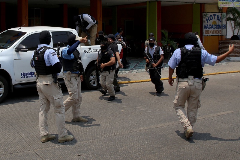 balean-policía-en-acapulco