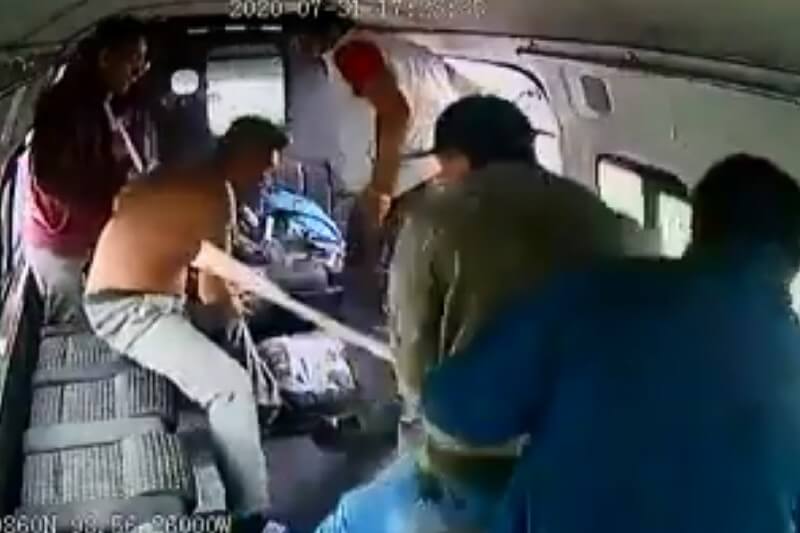 “Venías muy león ¿no?”, pasajeros golpean y desnudan a asaltante (+video). Noticias en tiempo real
