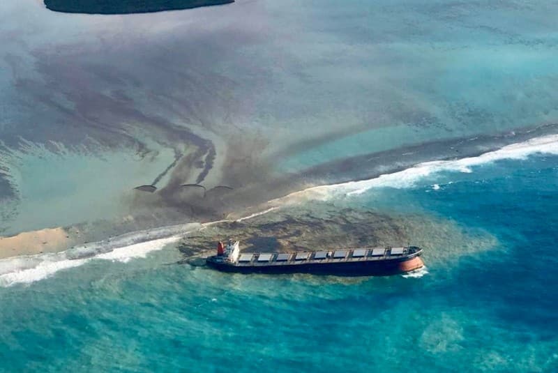 Barco japonés que derramó petróleo en isla Mauricio pasó control anual (+video). Noticias en tiempo real