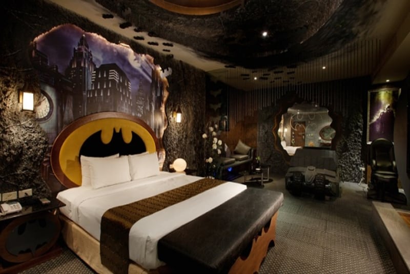 Inauguran "Baticueva del amor", una habitación de motel al estilo Batman