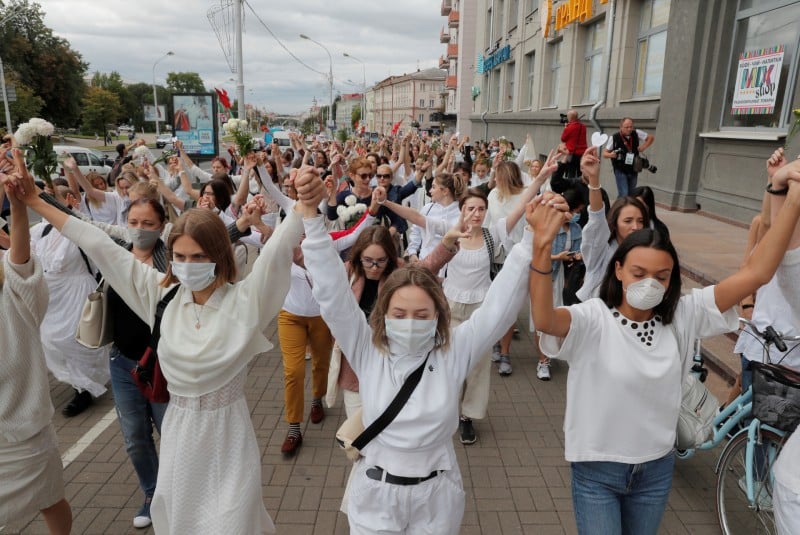 Mujeres bielorrusas protestan contra violencia policial en Minsk. Noticias en tiempo real