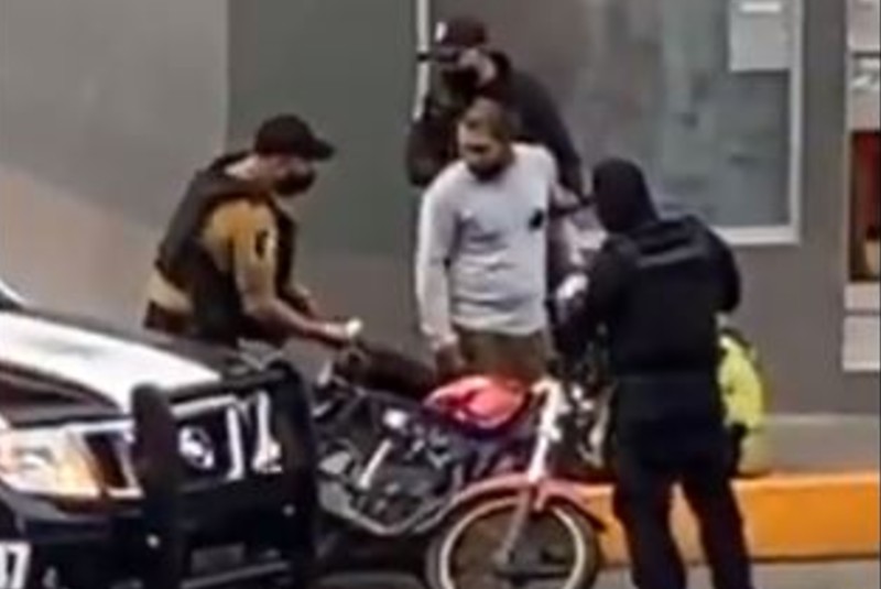 Sorprenden a policía sembrando droga a repartidor en Veracruz (+video). Noticias en tiempo real