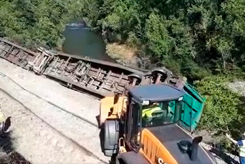 Ecologistas critican que vagones de tren fueran arrojados a río en España (+videos). Noticias en tiempo real