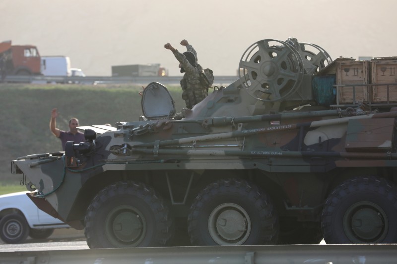 Soldados circulan en carretera a bordo de un tanque, en conflicto de Armenia