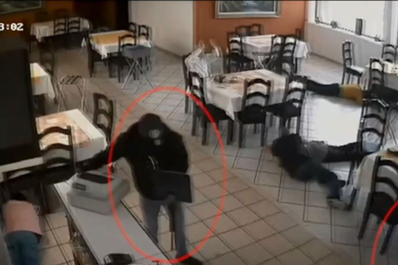 Con armas largas, dos hombres asaltan restaurante en Jilotepec (+video). Noticias en tiempo real