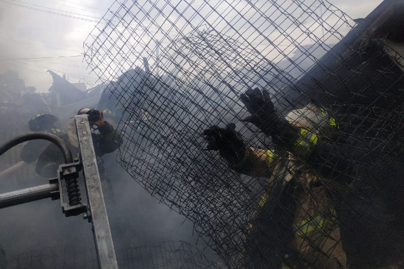 Bomberos CDMX atienden incendio en la colonia San Felipe de Jesús