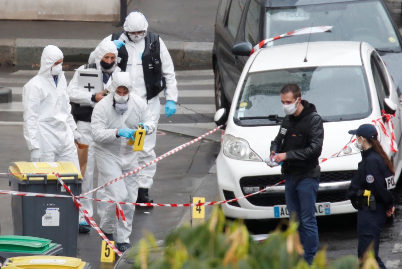 Sospechoso de ataque con cuchillo en París dice que quería ir contra Charlie Hebdo. Noticias en tiempo real