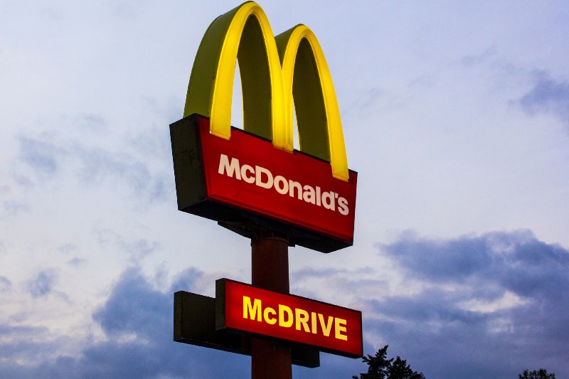 Por discriminación racial, 52 expropietarios de franquicias demandan a McDonald’s. Noticias en tiempo real