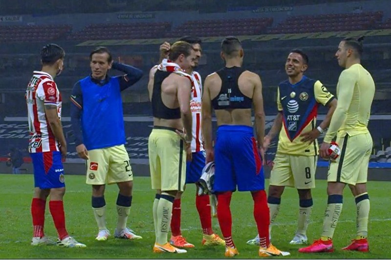 Oribe Peralta responde a criticas por charla con jugadores del América (+video). Noticias en tiempo real