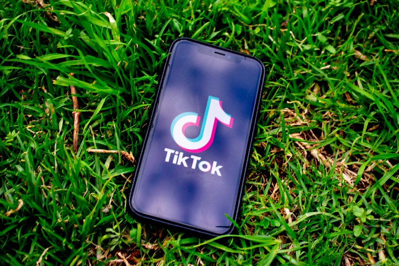 Niña muere asfixiada al participar en reto de TikTok en Italia. Noticias en tiempo real