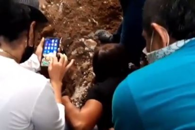 Madre llora desconsolada al hallar el cuerpo de su hijo en una fosa clandestina (+videos). Noticias en tiempo real