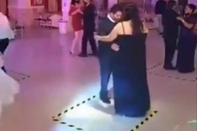 Celebran boda al estilo Covid con cubrebocas y cuadrito por pareja para bailar (+video). Noticias en tiempo real