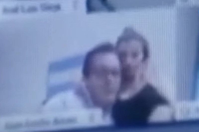 Suspenden a legislador por besar pecho a su esposa durante sesión virtual (+video). Noticias en tiempo real