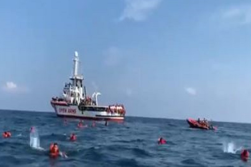 migrantes-costas-italianas-barco-open-arms-mar-mediterraneo
