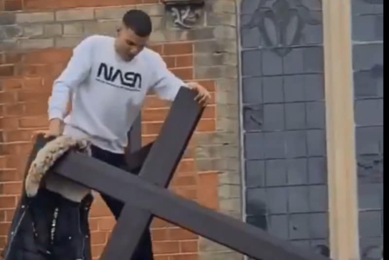 Detienen a hombre que intentó tirar una cruz en iglesia de Londres (+video). Noticias en tiempo real