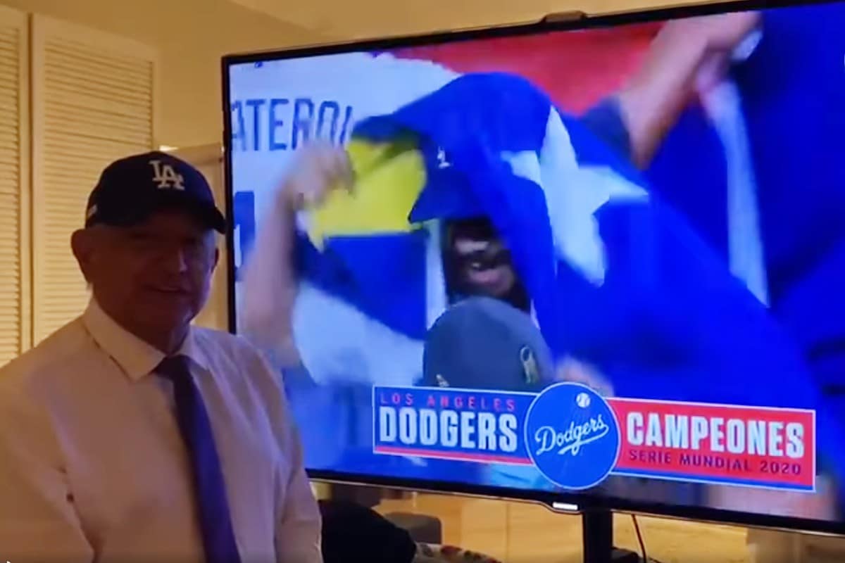 El presidente AMLO frente a una pantalla en la que se transmite la celebración de los Dodgers por ganar la Serie Mundial