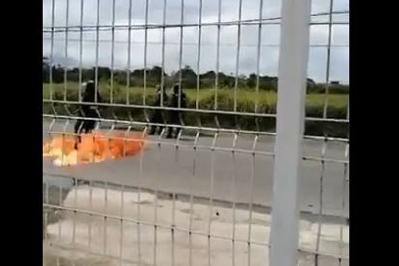 policia-intentan-quemarlo-manifestantes