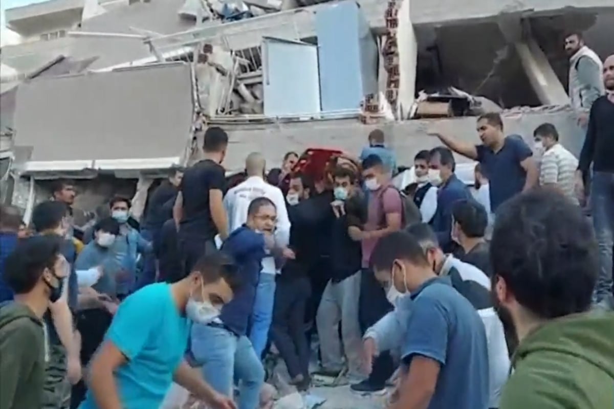Rescatan-a-tres-personas-de-los-escombros-en-Turquía