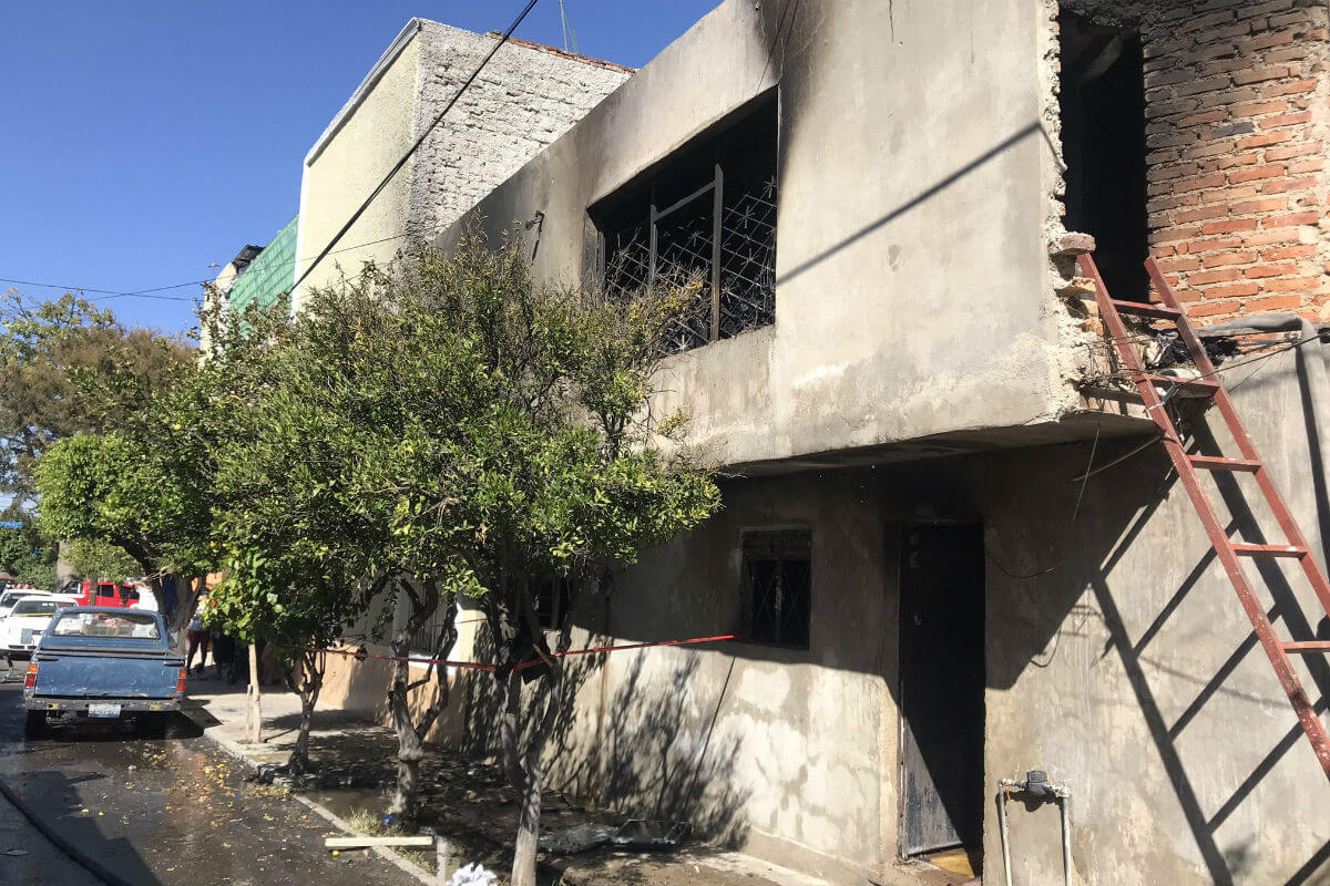 El personal encontró que el fuego se hallaba totalmente propagado dentro de la vivienda de dos plantas, por lo que procedieron a su control y extinción