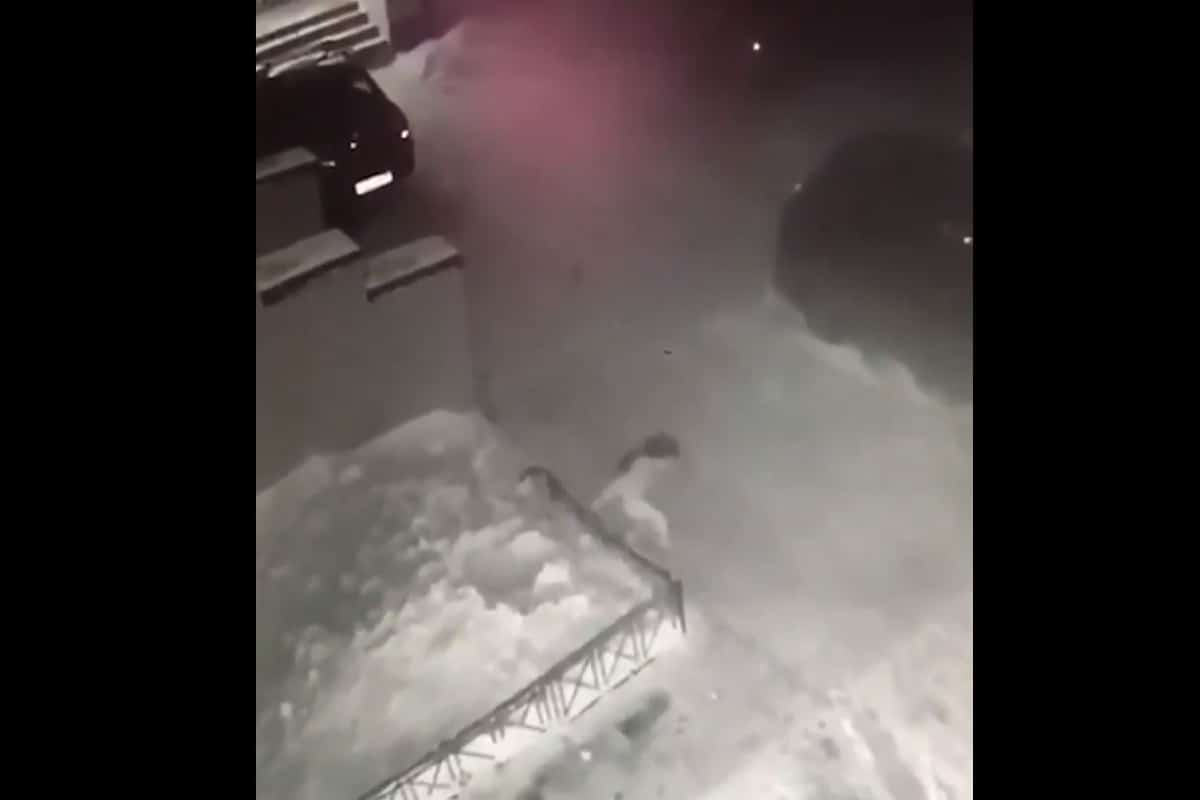 En un video se observa cómo una niña cae desde una ventana que se encuentra en un cuarto piso hacia la nieve en la ciudad siberiana de Tomsk