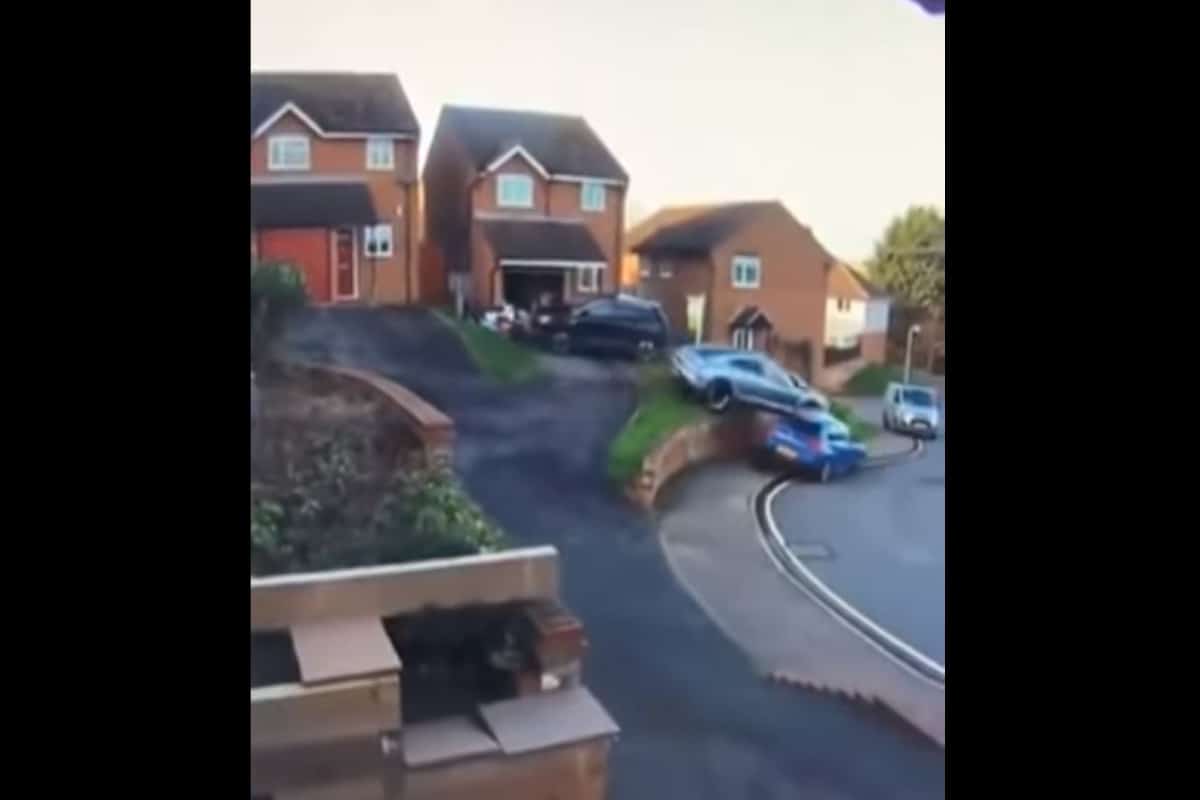 Por medio de un video se observa cómo un conductor tuvo un mal día al intentar estacionar su Porshe en la entrada de una casa en Essex, Inglaterra