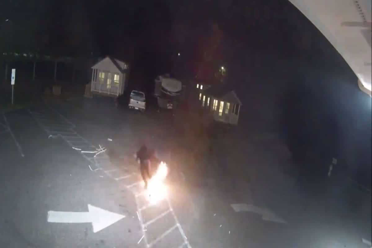 Cámaras de vigilancia en Sherrills Ford, Carolina del Norte, captaron el momento en que un ladrón se prendió en llamas al intentar incendiar un complejo