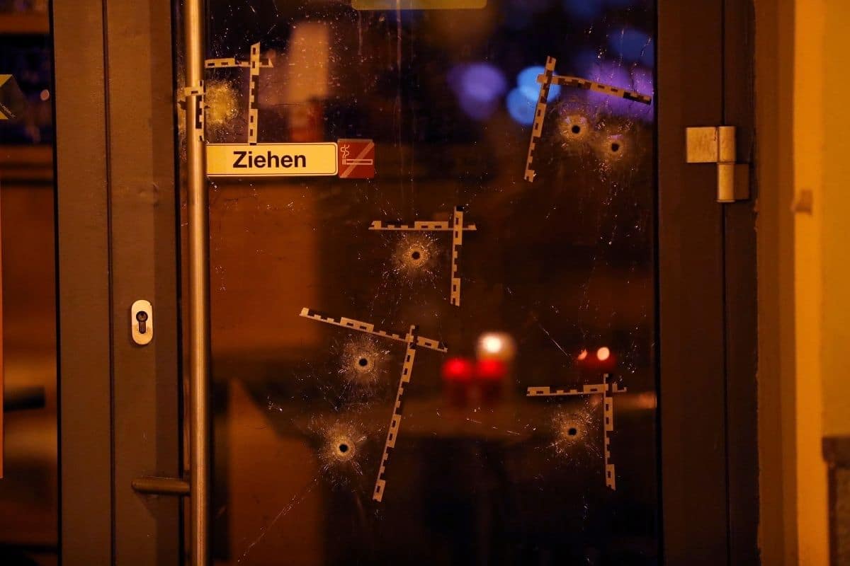 Imágenes de video muestran que el hombre armado que mató a cuatro personas en Viena el lunes actuó sin ayuda
